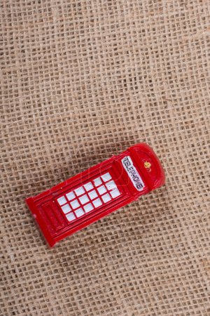 Téléchargez les photos : Cabine téléphonique classique de style britannique Rouge de Londres - en image libre de droit