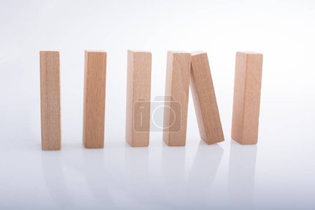 Foto de Bloques de madera Domino en una línea sobre un fondo blanco - Imagen libre de derechos