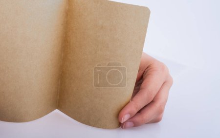 Foto de Mano sosteniendo una hoja de papel sobre un fondo blanco - Imagen libre de derechos