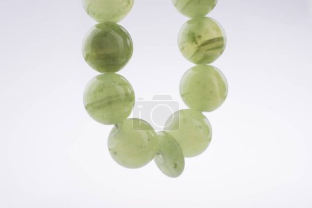 Téléchargez les photos : Perles vertes sur fond blanc - en image libre de droit