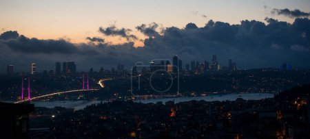 Téléchargez les photos : Pont du Bosphore d'Istanbul au coucher du soleil - en image libre de droit
