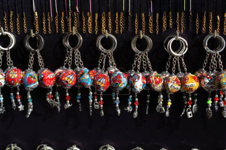 Foto de Coloridas bolas de cerámica turca como recuerdos en el mercado callejero - Imagen libre de derechos