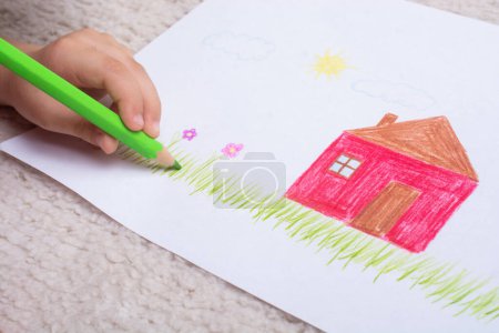 Téléchargez les photos : Peinture enfant créative comme concept d'éducation préscolaire - en image libre de droit