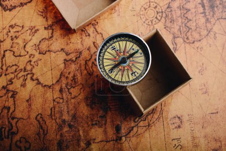 Foto de Brújula en el mapa antiguo junto a una caja como concepto de viaje - Imagen libre de derechos