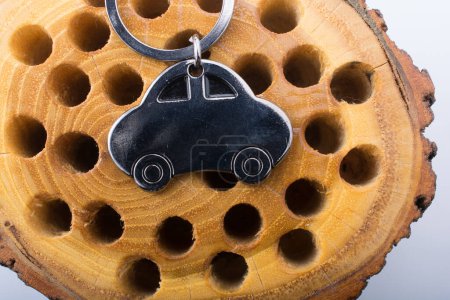 Téléchargez les photos : Concept d'entreprise automobile avec une icône de voiture en métal sur billot en bois - en image libre de droit