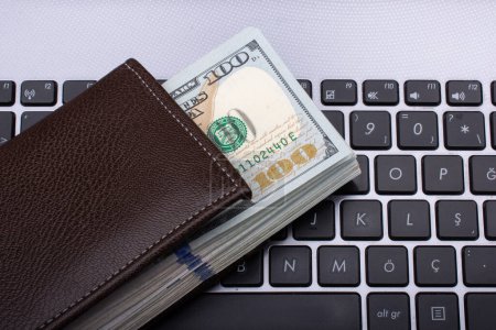 Téléchargez les photos : Dollars américains Cash Money sur le clavier de l'ordinateur - en image libre de droit
