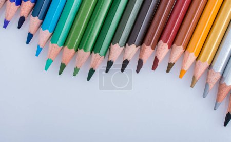 Foto de Lápices de colores de varios colores colocados sobre fondo blanco - Imagen libre de derechos