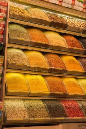 Téléchargez les photos : Différents types d'épices au marché aux épices - en image libre de droit