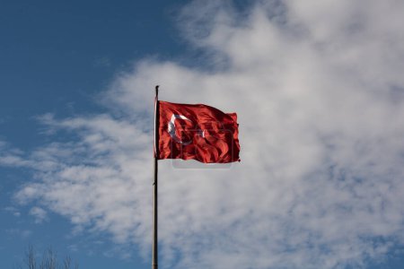 Téléchargez les photos : Drapeau national turc avec étoile blanche et lune sur un poteau dans le ciel - en image libre de droit