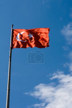 Foto de Bandera nacional turca con estrella blanca y luna en un poste en el cielo - Imagen libre de derechos