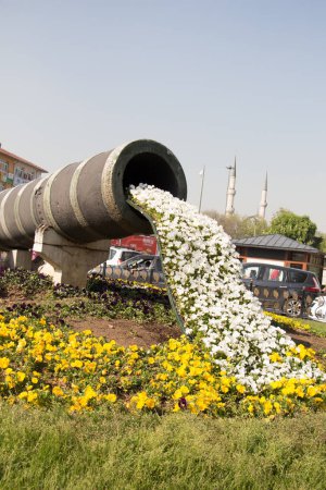 Foto de Flores que salen de una tubería en un jardín - Imagen libre de derechos
