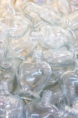 Téléchargez les photos : Ensemble de petites bouteilles transparentes vides - en image libre de droit