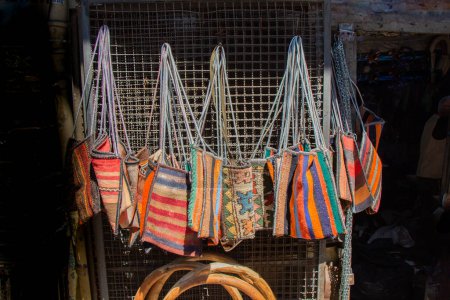 Foto de Bolsos tejidos hechos a mano de tela de estilo tradicional - Imagen libre de derechos