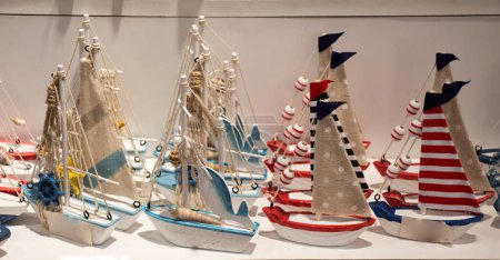 Téléchargez les photos : Ensemble de petits bateaux colorés - en image libre de droit
