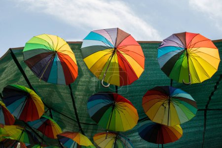 Téléchargez les photos : Pendaison Parapluies colorés décoration urbaine de rue sous le ciel - en image libre de droit