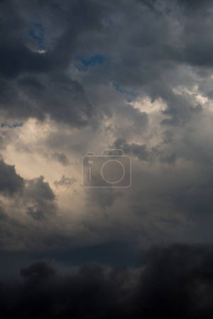 Téléchargez les photos : Des nuages sombres et gris sont dans le ciel - en image libre de droit