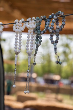 Téléchargez les photos : Ensemble de perles de prière de différentes couleurs - en image libre de droit