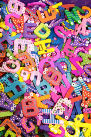 Foto de Iconos de letras de alfabeto de colores en stock en vista - Imagen libre de derechos