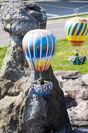 Téléchargez les photos : Petit modèle de montgolfières colorées en vue - en image libre de droit