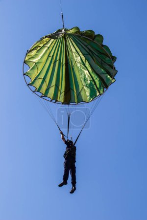 Foto de Concepto de paracaidismo deportivo. Paracaidista descendiendo con un paracaídas - Imagen libre de derechos