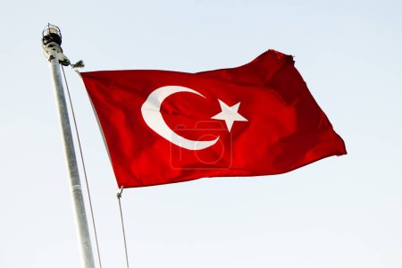 Téléchargez les photos : Drapeau national turc accroché à un poteau en plein air - en image libre de droit