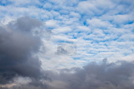 Téléchargez les photos : Ciel nuageux bleu avec nuages blancs - en image libre de droit
