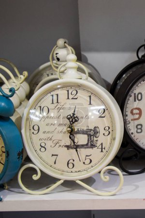 Téléchargez les photos : Rétro horloges vintage et mécanisme - en image libre de droit