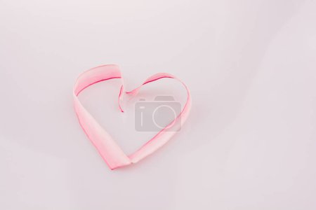 Téléchargez les photos : Coeur en ruban sur fond blanc - en image libre de droit