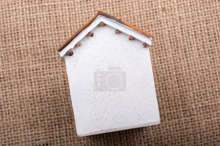 Foto de Pequeña casa modelo sobre un fondo de lona - Imagen libre de derechos