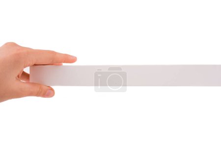 Téléchargez les photos : Main tenant un morceau de papier sur fond blanc - en image libre de droit