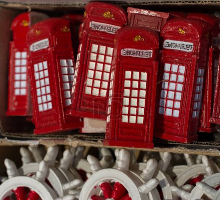 Foto de Conjunto de cabina telefónica de color rojo en una caja - Imagen libre de derechos