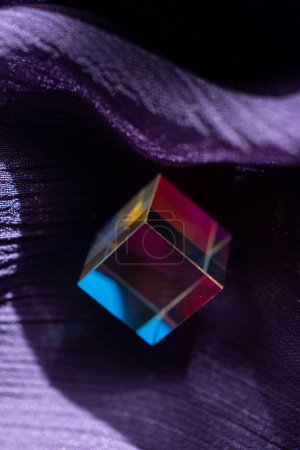 Foto de Los cubos de prisma luminosos refractan la luz en diferentes colores. - Imagen libre de derechos