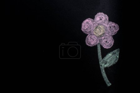 Foto de Flor simple dibujada a mano con tiza blanca en pizarra - Imagen libre de derechos