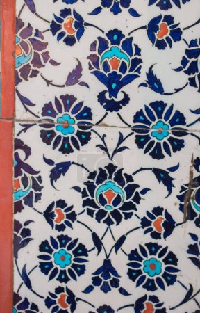 Téléchargez les photos : Ottoman antique carreaux turcs faits à la main avec des motifs floraux - en image libre de droit