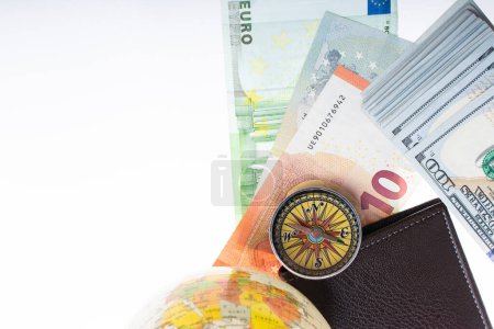 Téléchargez les photos : Boussole, portefeuille, billets en euros avec direction de la finance en monnaie euro - en image libre de droit