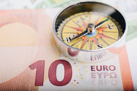 Téléchargez les photos : Billets en euros avec direction de la finance monétaire Euro Compass - en image libre de droit