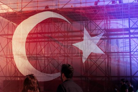 Foto de Bandera nacional turca con estrella blanca y luna en la vista - Imagen libre de derechos