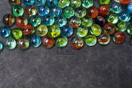 Foto de Juguetes coloridos brillantes de las bolas de mármol en vista - Imagen libre de derechos