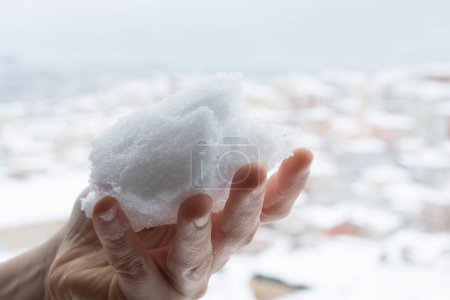 Foto de Nieve en mano con fondo relacionado con el invierno - Imagen libre de derechos