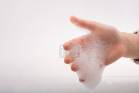 Foto de Lavado de manos y espuma de jabón sobre un fondo espumoso - Imagen libre de derechos
