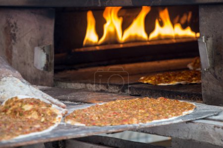 Téléchargez les photos : Lahmacun, Crêpe à pizza turque avec garniture de viande épicée - en image libre de droit