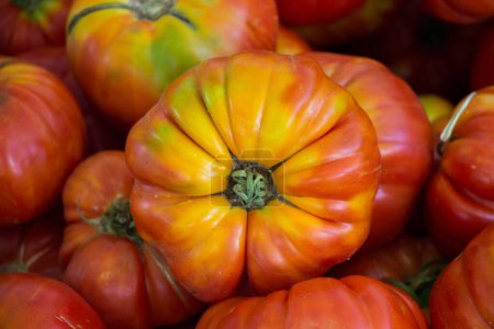 Foto de Sabrosos tomates frescos en el mercado a la vista - Imagen libre de derechos