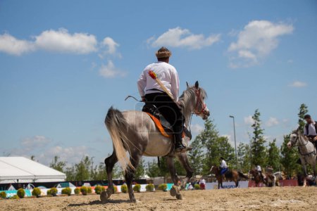 Téléchargez les photos : Cavalier archer équitation en vêtements ethniques à cheval - en image libre de droit