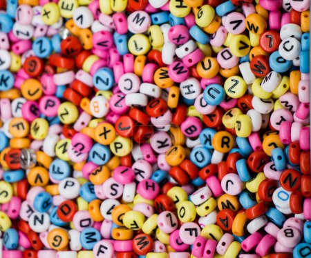 Foto de Cubos de letras de alfabeto de colores en vista - Imagen libre de derechos