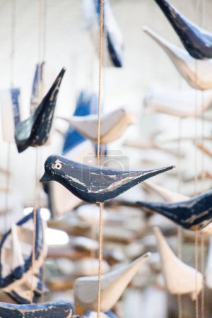 Téléchargez les photos : Oiseau artificiel fabriqué à partir d'éléments artisanaux colorés - en image libre de droit