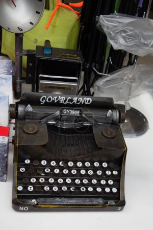 Foto de Retro syled modelo pequeña máquina de escribir sobre un fondo blanco - Imagen libre de derechos