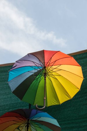 Foto de Colgante colorido paraguas urbano calle decoración bajo el cielo - Imagen libre de derechos