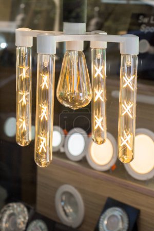 Téléchargez les photos : Ampoules à incandescence de style décoratif en vue - en image libre de droit