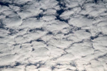 Téléchargez les photos : Des nuages sombres et gris se forment dans le ciel - en image libre de droit
