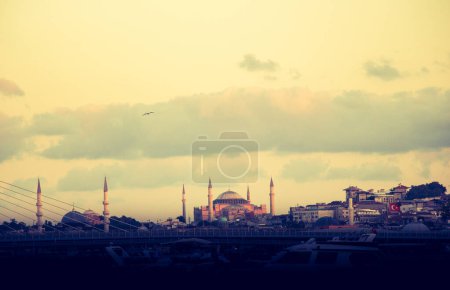 Téléchargez les photos : Hagia sophia et mosquée ottomane en vue à Istanbul - en image libre de droit